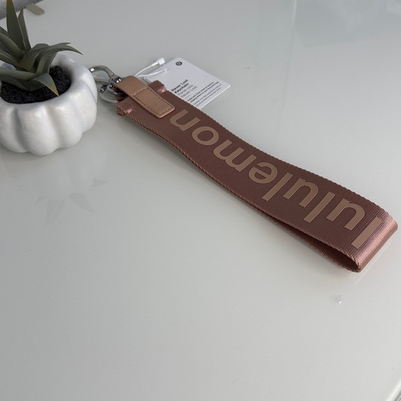 🍋 Lululemon 🍋 Never Lost Keychain Pastel Pink  NEW - Picture 2 of 10